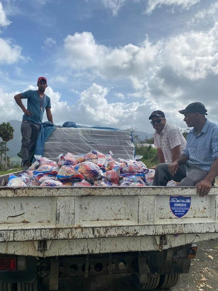El Director de la Junta El Pinar, Garis Pujols organiza operativo para las familias afectadas por las fuertes lluvias en el Distrito Municipal El Pinar.