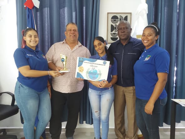 La Alcaldía del Distrito Municipal El Pinar de Ocoa, dirigida por Chichi Sánchez, recibió hoy un importante galardón.