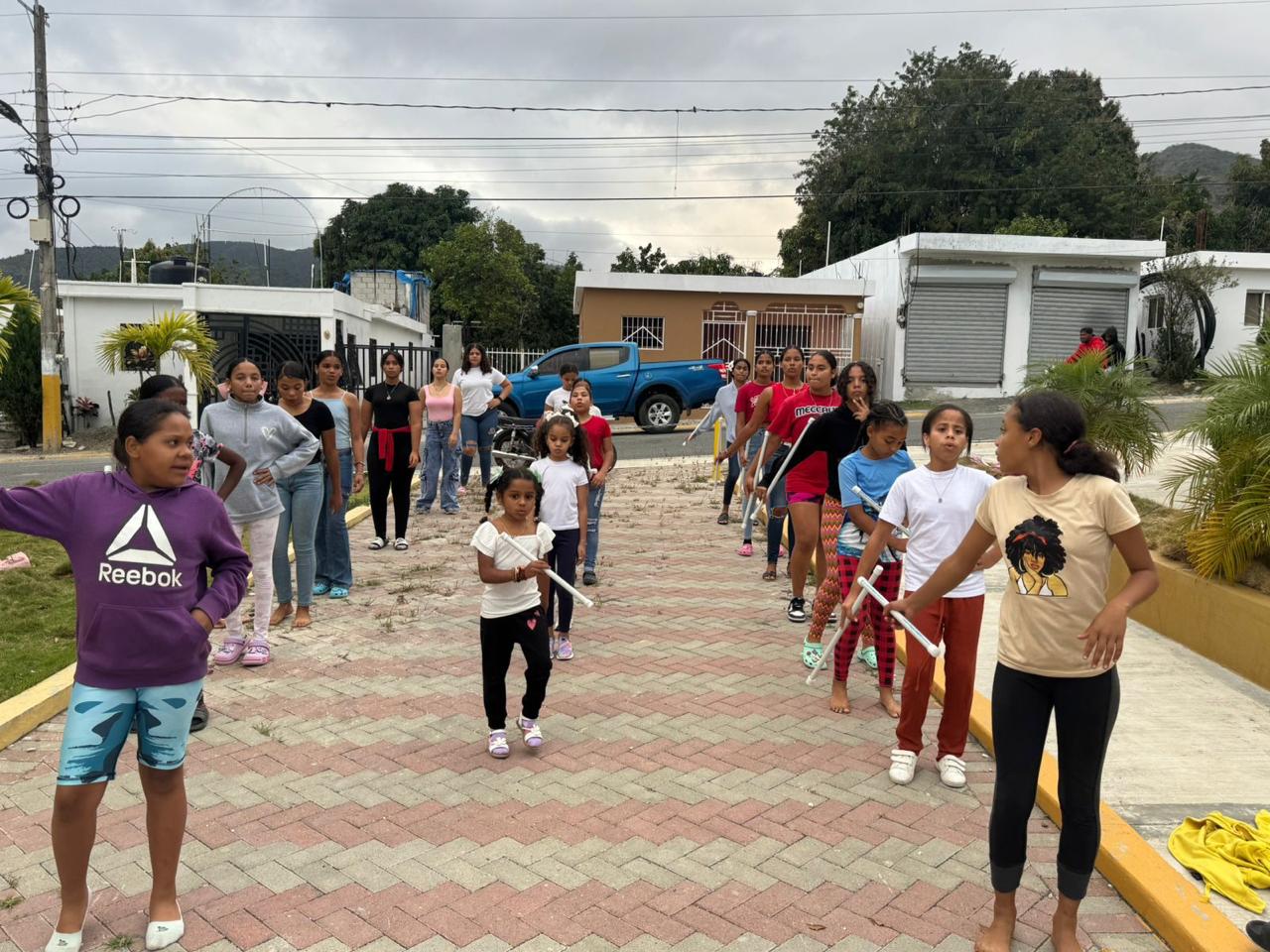La Alcaldía de El Pinar continúa apoyando el desarrollo artístico de nuestras niñas y jóvenes.