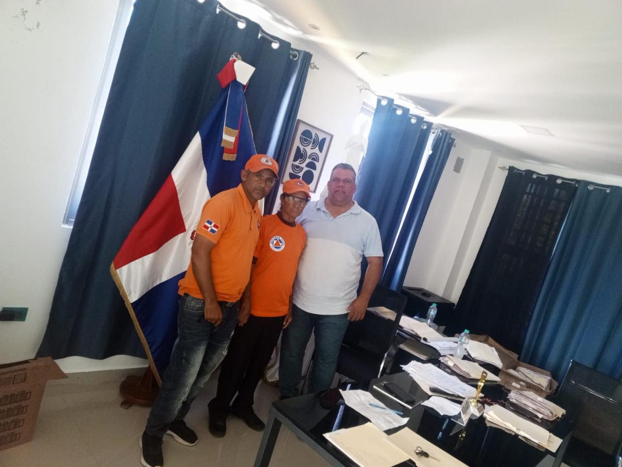 el alcalde Félix Benigno Sánchez recibió en su despacho a miembros de la Defensa Civil, con el objetivo de coordinar acciones en materia de seguridad de la Semana Santa.