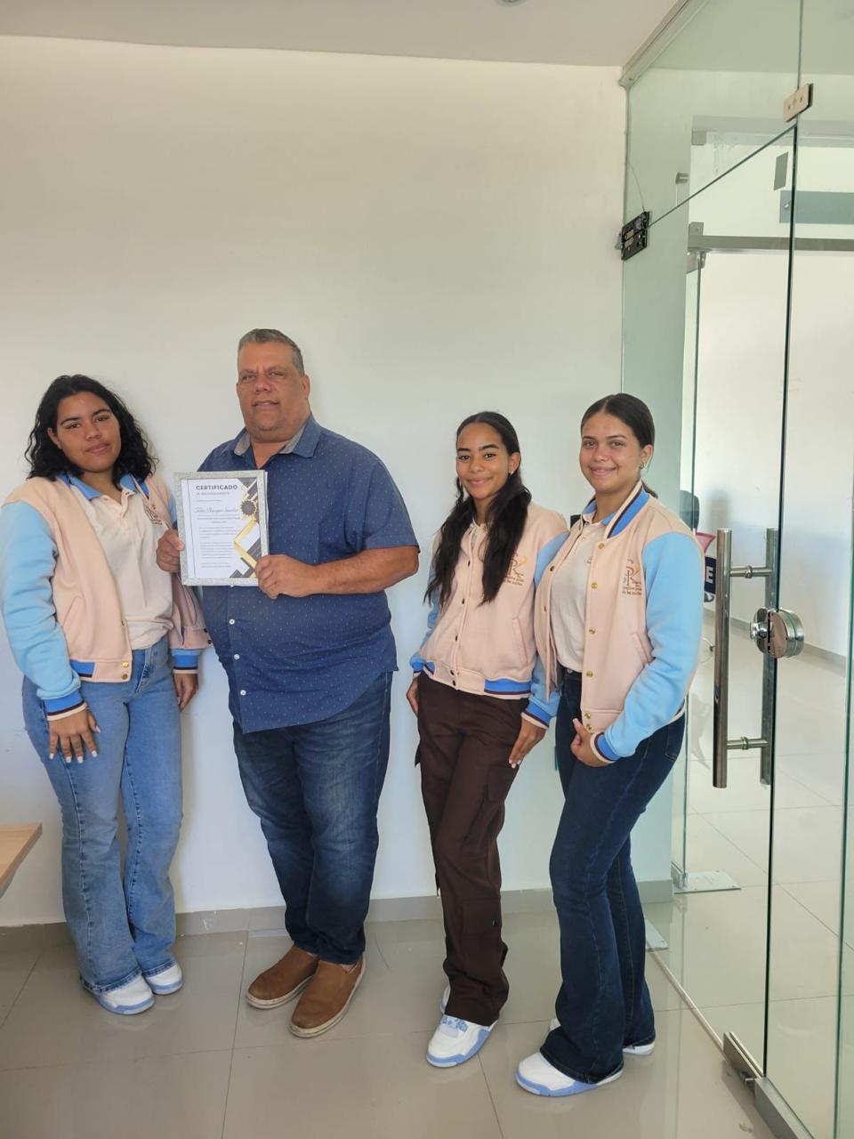 estudiantes de sexto de secundaria del Liceo Kenia Pujols Casado entregaron un certificado de reconocimiento a nuestro alcalde Félix Benigno Sánchez