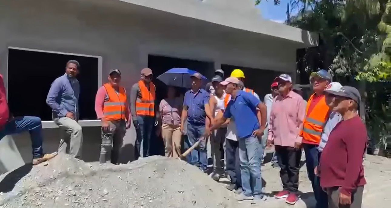 En el día de hoy, la Alcaldía dejó iniciados los trabajos de construcción de aceras, contenes y canaletas en la comunidad de El Cercado